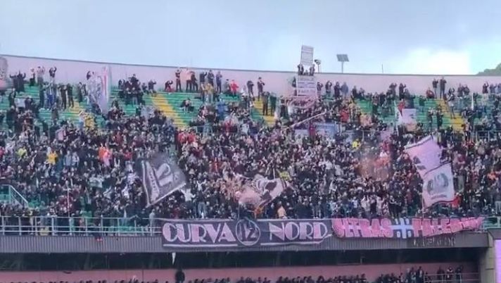 Palermo, i tifosi al “Barbera”: derby vinto e “chi non salta è un messinese” senza sosta