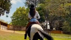 VIDEO / Giornata in campagna per Izabel. Lady Trapp a cavallo e il lato B manda il web in tilt