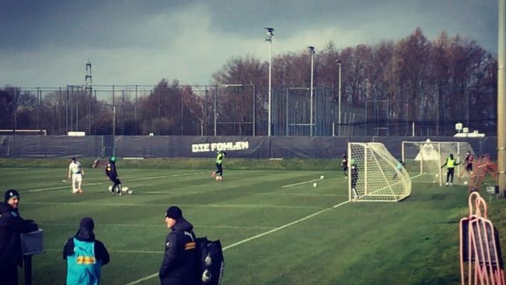 Gladbach, vuoi sfidarmi ai rigori? Vieni ragazzo! Il tecnico Marco Rose batte 5-4 il 20enne tifoso Florian