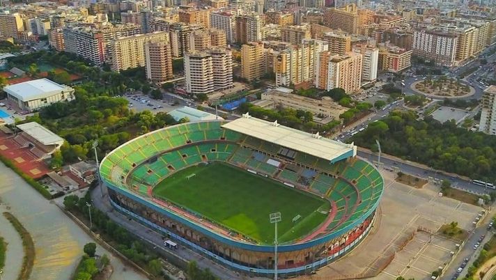 Palermo, cinque giocatori negativi tornano “debolmente positivi”: a rischio il derby con il Catania