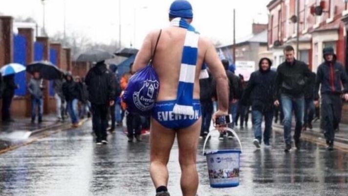 Speedomick a piedi per tutto il Regno Unito con l’Everton nel cuore: per beneficenza questo e altro