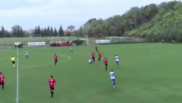 Serbia, palla alla difesa: il centrale rinvia il più alto possibile e fa gol dalla sua metà campo!