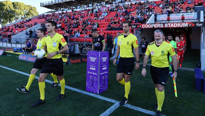 Australia, a porte chiuse ma il calcio va avanti: campionati sospesi, i precedenti di Jugoslavia ’99 e Cile 2019