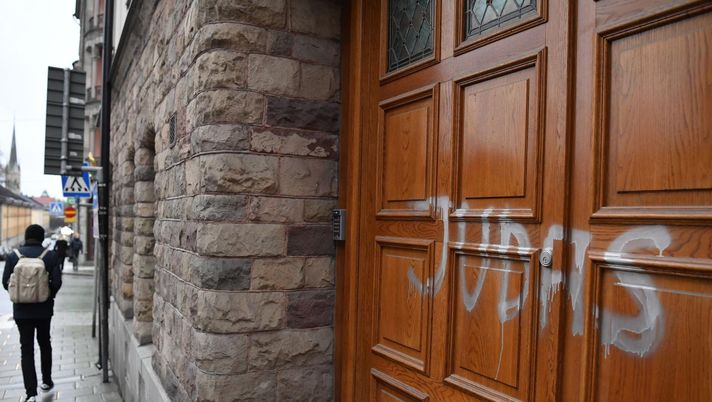 La scritta Giuda e aringhe acide, succede di tutto davanti alla villa di Ibra a Malmoe: l’Hammarby non va giù…