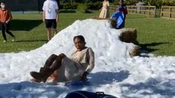 VIDEO / Serena Williams porta la neve in Florida e si scatena sulla pista per bob in giardino
