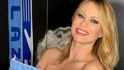 Anna Falchi annuncia: “Se la Lazio vince il derby pronta a indossare solo una mascherina”
