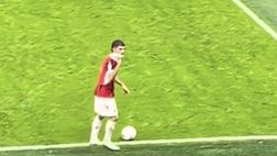 San Siro, Pulisic gioca a bordo campo con un aereo di carta…
