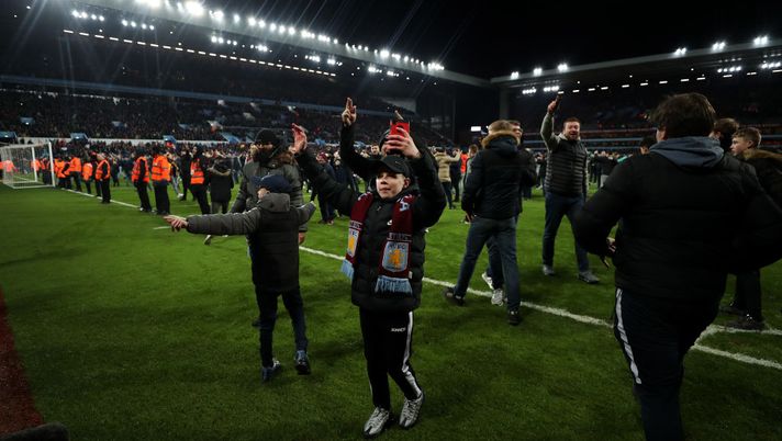 L’invasione di campo dei tifosi Aston Villa in semifinale di Carabao Cup: la FA ha aperto una inchiesta