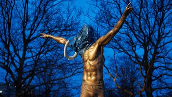 A Malmoe vandali provano a tagliare le gambe alla statua di Ibrahimovic