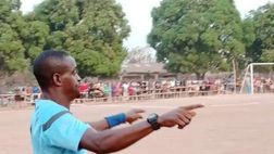 Var o No Var? In Africa non vanno per il sottile: arbitro davanti allo schermo con il fucile puntato…
