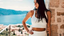 Valentina Vignali lascia i fan senza fiato: il look total white è un mix di eleganza e sensualità