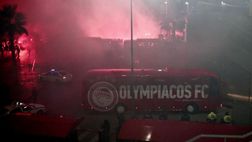 Atene, pullman dell’Olympiacos allo stadio per il derby: fumogeni dei tifosi, lacrimogeni della polizia