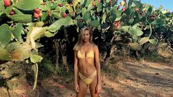 Viky Varga, scatto hot tra i cactus del Salento: il bikini giallo è bollente