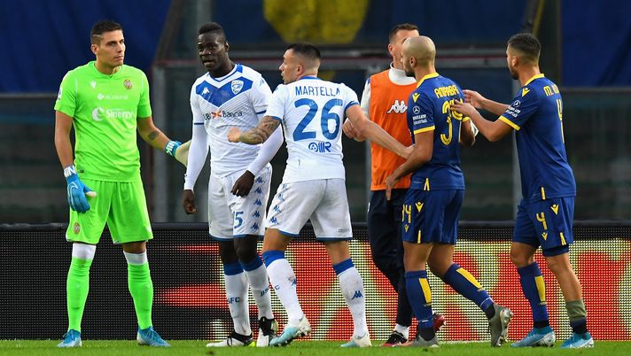 Il Verona fa suo il derby del Garda, ma il protagonista è ancora una volta il razzismo