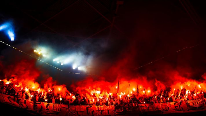 Perso il derby, i tifosi del Colonia si consolano: coreografia delle fiamme a Dusseldorf