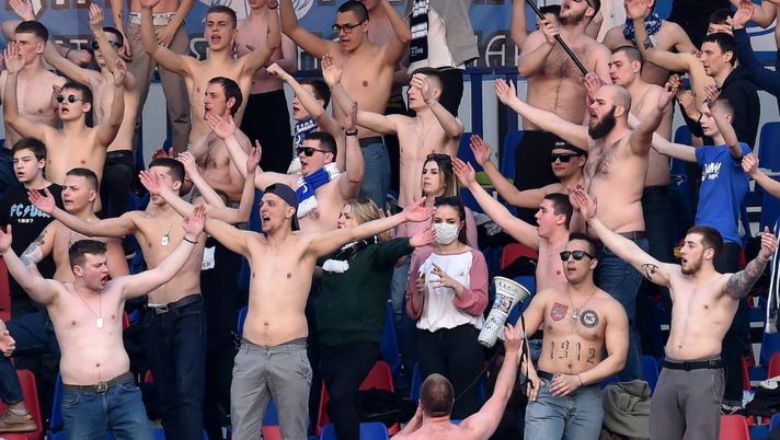 A petto nudo al derby di Minsk, ma non solo: termoscanner per la febbre, stadio disinfettato e steward con i guanti