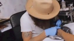VIDEO / Per Melissa Satta un nuovo tatuaggio sul piede