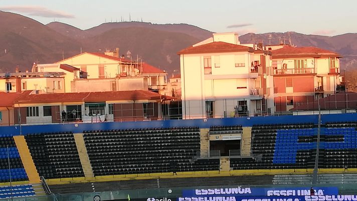 Pisa-Livorno, tifosi su tetti delle case e balconi: ecco come aggirare le porte chiuse e vincere il derby del Tirreno!