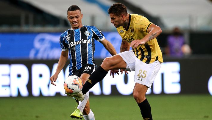 Brasile, Gremio e Guaraní iniziano la partita in ritardo: avevano gli stessi colori sulle maglie!