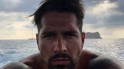 Borriello si gode l’estate da single in barca con tante ragazze e un amico