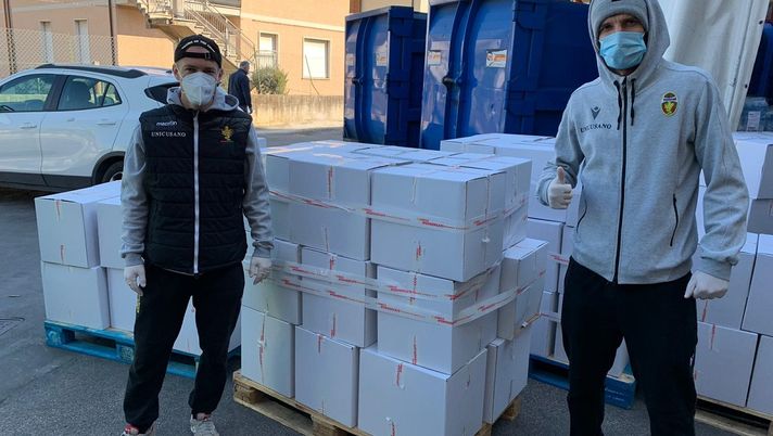 La Ternana scende in campo: ecco la distribuzione dei pacchi di generi alimentari per aiutare la città
