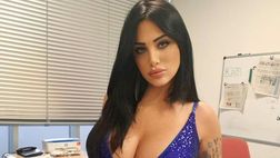 Marika Fruscio, le forme sono straripanti: il vestito blu mette in risalto il decolleté