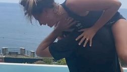 VIDEO / Carolina Marcialis si gode un po’ di tempo con il fratello e finisce in piscina
