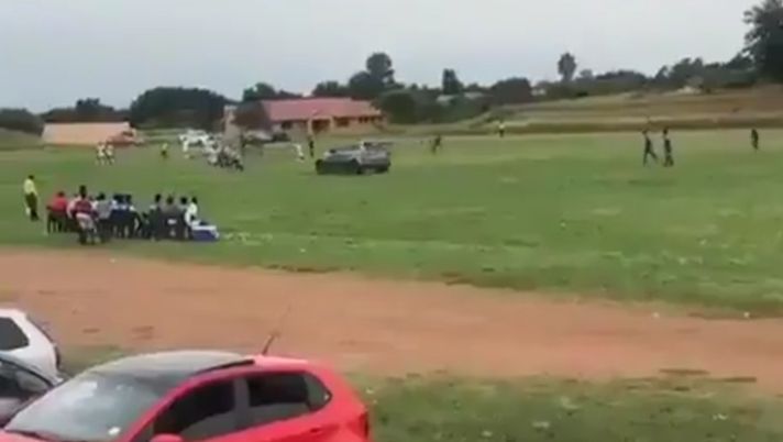 Invasione del campo in auto: il tifoso arrabbiato cerca di investire l’arbitro nella 3′ divisione in Sudafrica