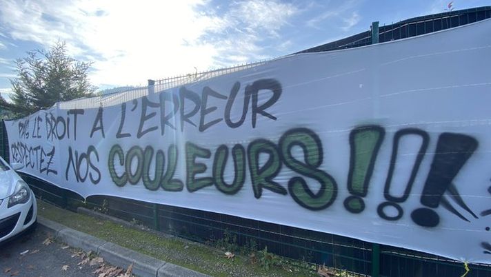 “Rispettate i nostri colori”, striscione dei tifosi Saint Etienne: i giocatori “Parole che ci danno la carica per il derby”