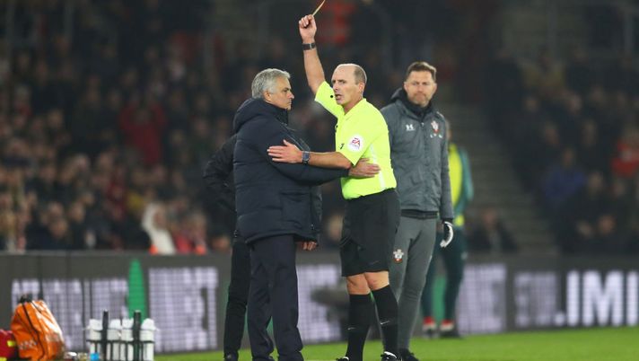Lui chi è? L’arbitro Mike Dean e lo sconosciuto uomo degli sponsor al centro del campo…!