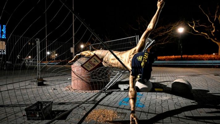 Il naso della statua di Ibra è diventato una collana: la rivelazione in Svezia di un conduttore tv inglese