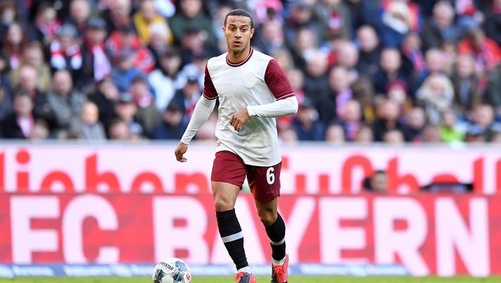 La Bundesliga va avanti ma Thiago Alcantara non ci sta: “Irresponsabili, ci sono priorità più importanti”