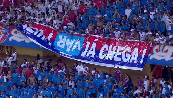 Il Var è cieco, basta Var! L’arbitro sospende il derby: rimosso lo striscione, vince il Fortaleza 1-0