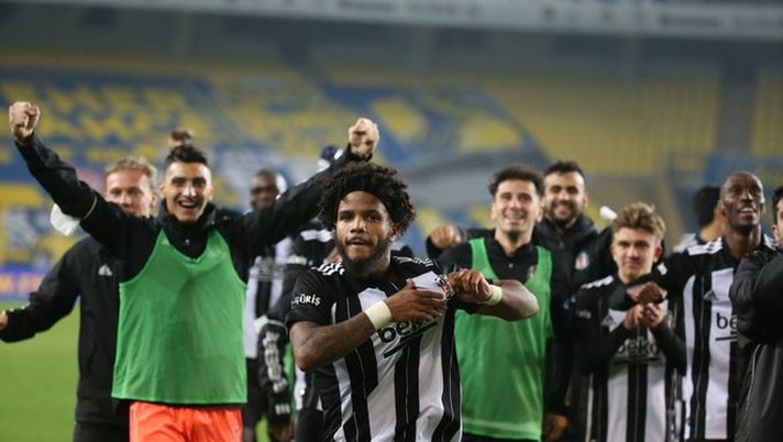 Sette gol nel derby di Istanbul, vince il Besiktas in dieci ma il Fenerbahce: “Arbitro non certo amico nostro…”
