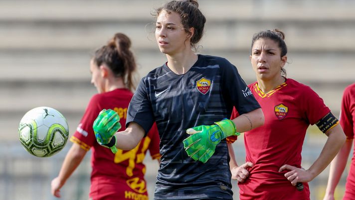 Prima tripletta nella storia della Roma per Agnese: poi fiori e lettera d’amore a bordocampo