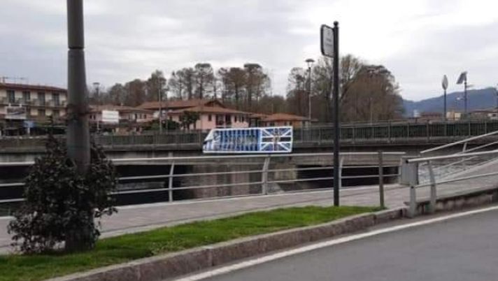 Sarnico, il Coronavirus non ferma i vandali: tagliato e sfregiato lo striscione di fratellanza Bergamo-Brescia!
