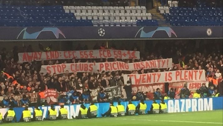 “Quanto ci costate”! Tre striscioni di protesta dei tifosi tedeschi a Londra durante Chelsea-Bayern