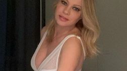 Anna Falchi: “Quarantena? Mi manca il mio fidanzato. Appena potremo faremo l’amore”