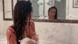 Raffaella Fico sciocca il web con il suo bagno hot davanti allo specchio