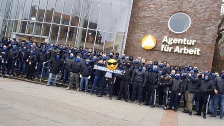 Derby di Amburgo, razzi da una curva all’altra: scontri tra tifosi di Hamburger e St Pauli