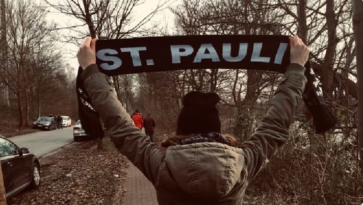 Derby di Amburgo, parità in campo ma sui social più St. Pauli: un tifoso porta le sciarpe avversarie in bagno….
