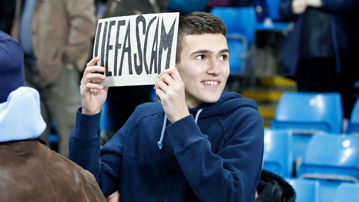 Striscioni e cartelli contro la Uefa, il grido di battaglia dei tifosi del Manchester City: “Ci vedremo in tribunale…!”