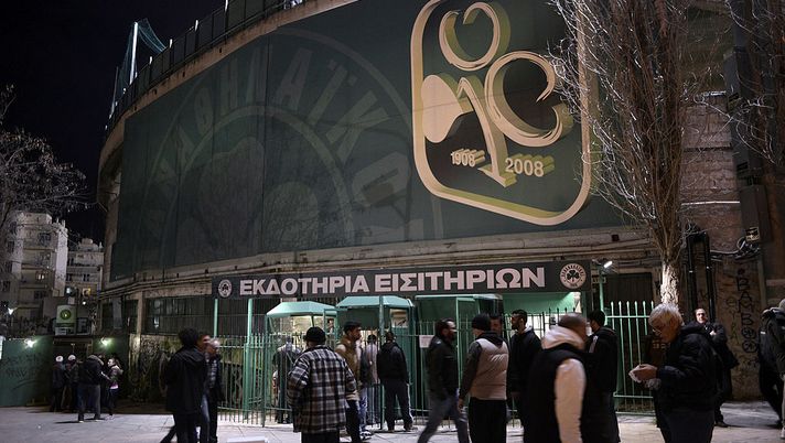 Prende gol al 101esimo minuto e si fa squalificare: Panathinaikos senza allenatore nel derby vs Aek