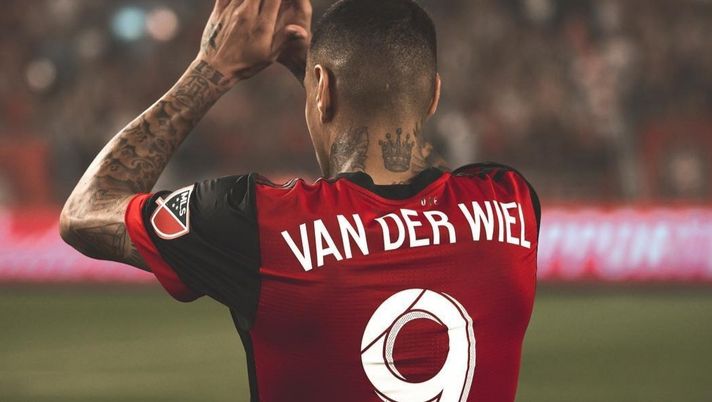Ex Cagliari, van der Wiel e la depressione: confessione toccante, l’incoraggiamento di De Jong e Sergi Roberto
