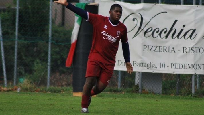 Il Peschiera calcio difende El Toro anche se i “tifosi” lo hanno chiamato “negro”: in campo con le maglie nere