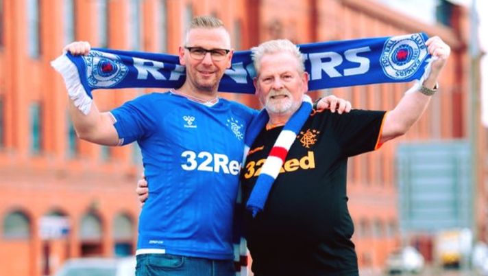 Dall’Australia a Glasgow per il derby: Old Firm rinviato, ma John tifoso Rangers riabbraccia il fratello tifoso Celtic!