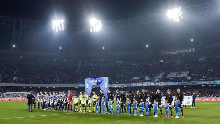Febbre Napoli-Barcellona, 1400 euro per 3 biglietti: una Tribuna, un Distinto e una Curva