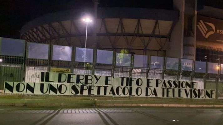 I due volti del tifo del Palermo: chi contesta il derby senza pubblico e chi incita la squadra in albergo