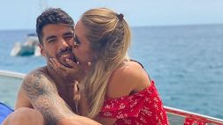 Luis Suarez, la sua Sofi se lo strapazza in alto mare: “Adoro baciarlo”