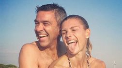 Martina Colombari, sorrisi al mare in compagnia del suo Costacurta: “Superclassico”